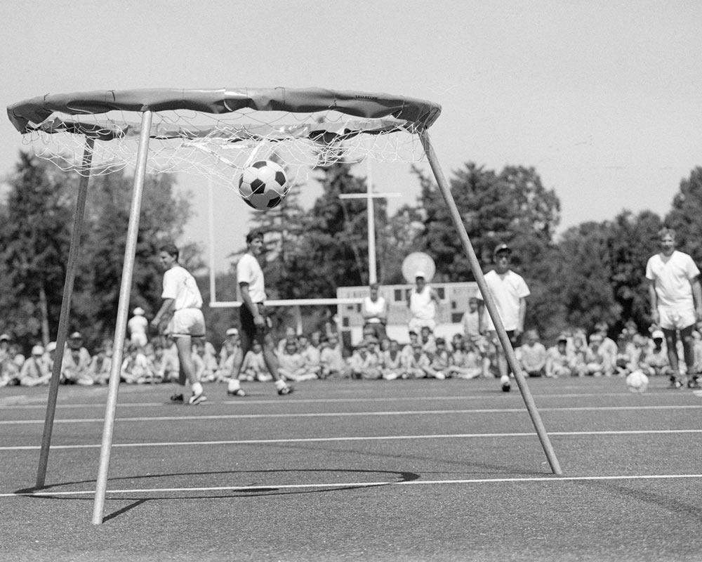 1990年，罗彻斯特大学的学生在一个夏令营里教学